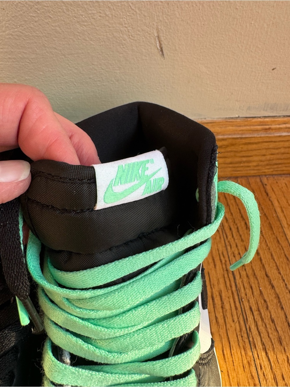 Air Jordan 1 Retro High OG Shoes Youth 6Y Black Green Glow FD1437-130 - Picture 5 of 7